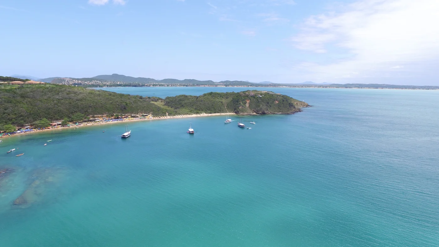 Vista aérea da Praia da Tartaruga em Búzios